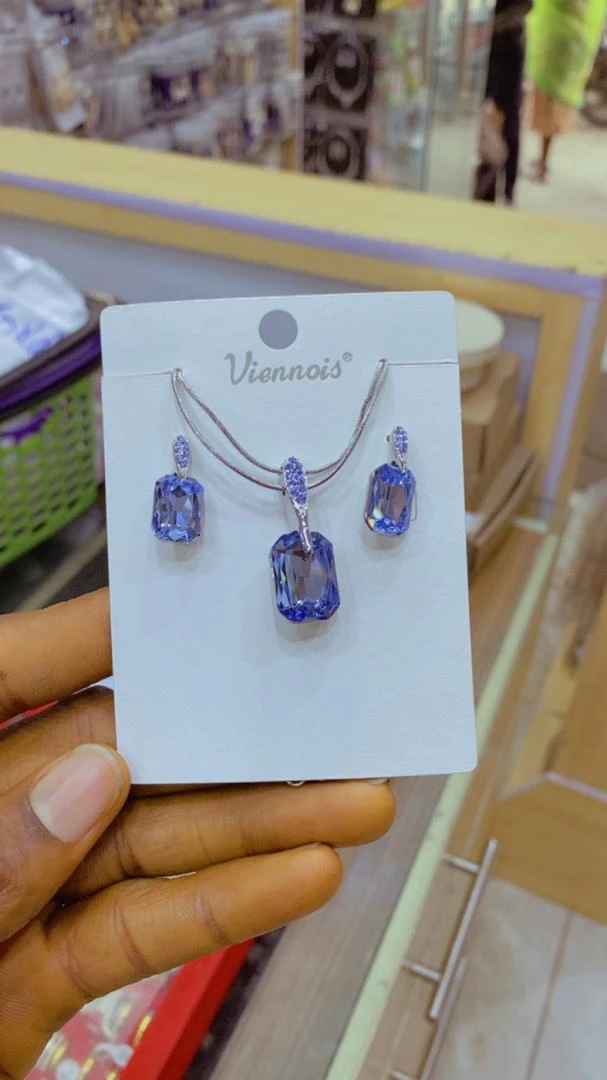 BIJOUX CHAINE PLAQUE OR   VIENNOIS